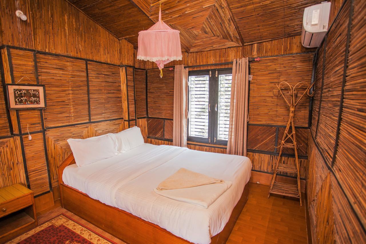 Chitwan Tiger Camp Hotel Sauraha Exterior photo